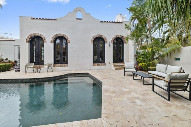 220 14TH AVENUE N, St Petersburg, FL 33701