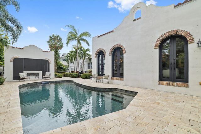 220 14TH AVENUE N, St Petersburg, FL 33701