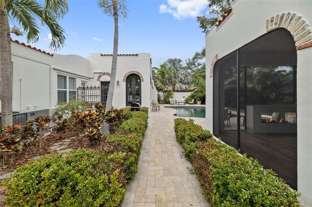 220 14TH AVENUE N, St Petersburg, FL 33701