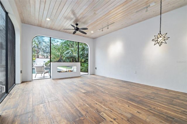 220 14TH AVENUE N, St Petersburg, FL 33701
