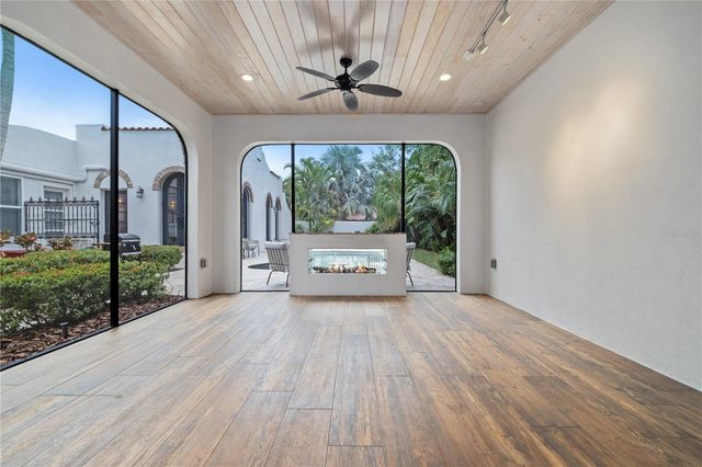 220 14TH AVENUE N, St Petersburg, FL 33701