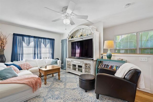220 14TH AVENUE N, St Petersburg, FL 33701