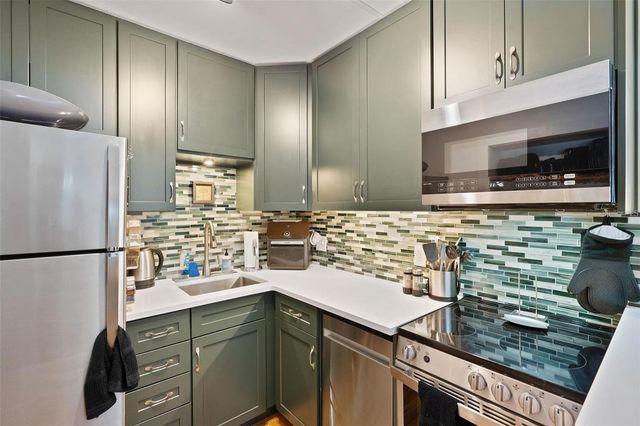 220 14TH AVENUE N, St Petersburg, FL 33701