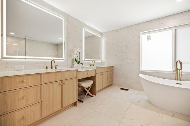 220 14TH AVENUE N, St Petersburg, FL 33701
