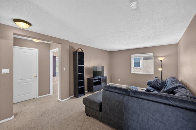2912 McKinnon Way SW, Albuquerque, NM 87121