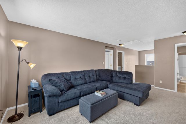 2912 McKinnon Way SW, Albuquerque, NM 87121