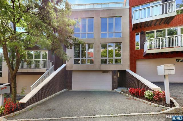 22 Vela Way, Edgewater, NJ 07020