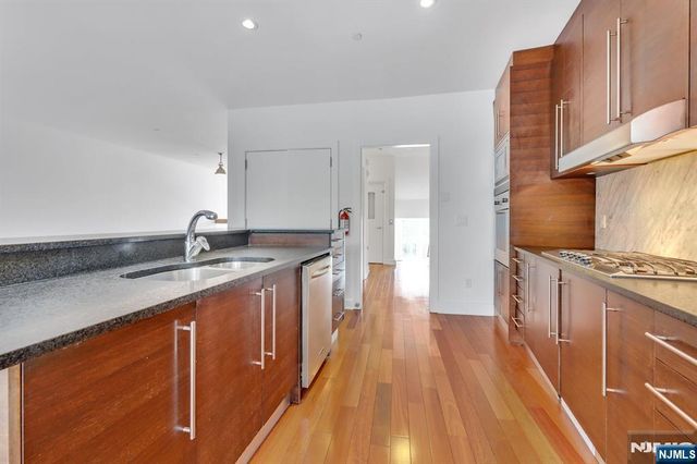 22 Vela Way, Edgewater, NJ 07020