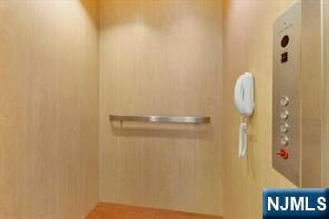 22 Vela Way, Edgewater, NJ 07020