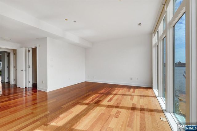 22 Vela Way, Edgewater, NJ 07020