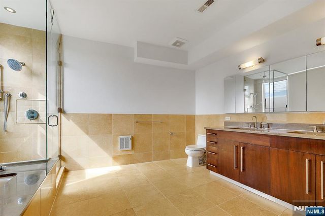 22 Vela Way, Edgewater, NJ 07020