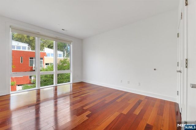 22 Vela Way, Edgewater, NJ 07020