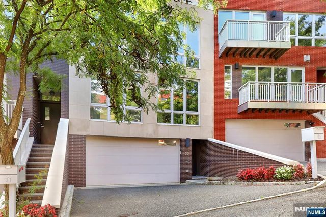 22 Vela Way, Edgewater, NJ 07020