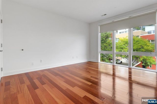 22 Vela Way, Edgewater, NJ 07020