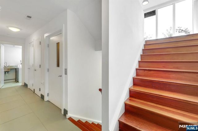 22 Vela Way, Edgewater, NJ 07020