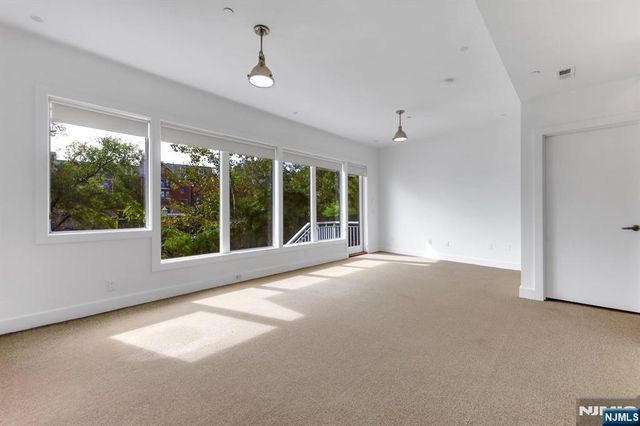 22 Vela Way, Edgewater, NJ 07020