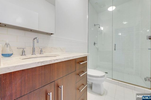 22 Vela Way, Edgewater, NJ 07020