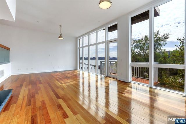 22 Vela Way, Edgewater, NJ 07020