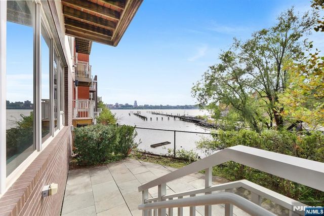 22 Vela Way, Edgewater, NJ 07020