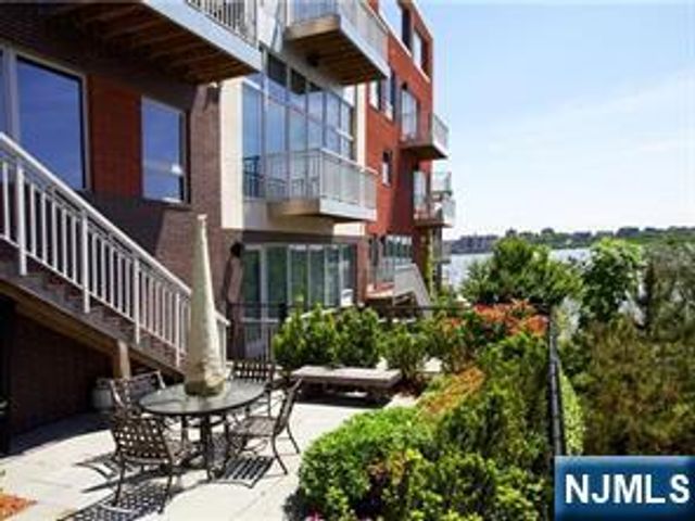 22 Vela Way, Edgewater, NJ 07020