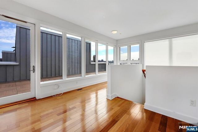 22 Vela Way, Edgewater, NJ 07020