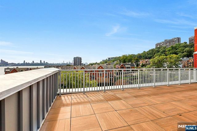 22 Vela Way, Edgewater, NJ 07020