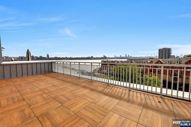 22 Vela Way, Edgewater, NJ 07020