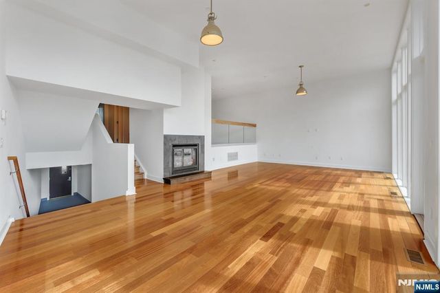 22 Vela Way, Edgewater, NJ 07020