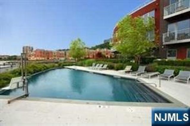 22 Vela Way, Edgewater, NJ 07020