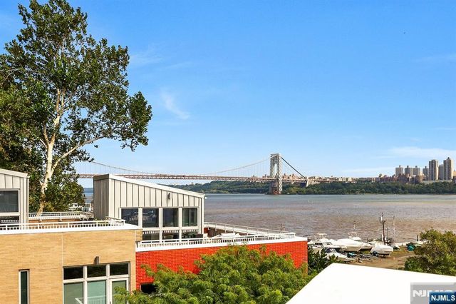 22 Vela Way, Edgewater, NJ 07020