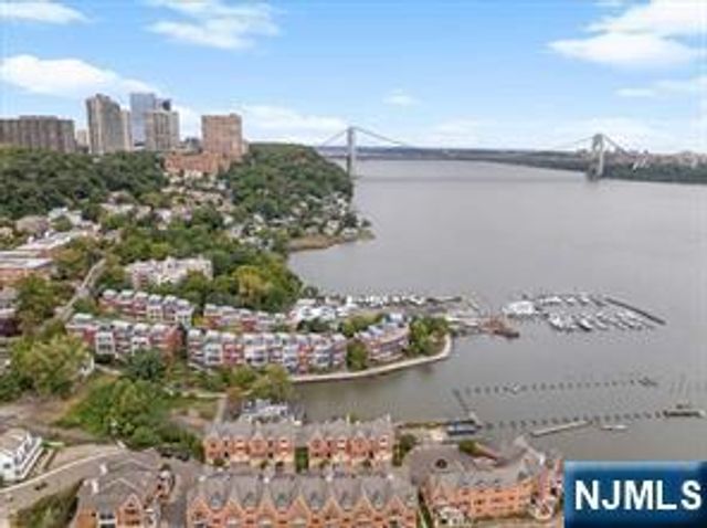 22 Vela Way, Edgewater, NJ 07020