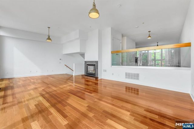 22 Vela Way, Edgewater, NJ 07020