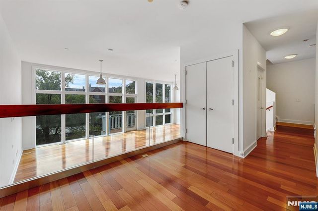 22 Vela Way, Edgewater, NJ 07020