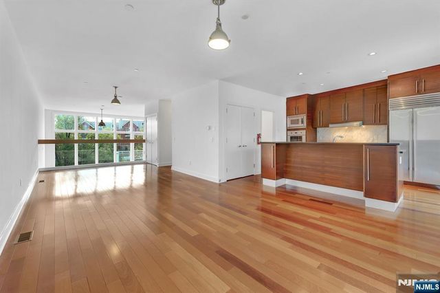 22 Vela Way, Edgewater, NJ 07020