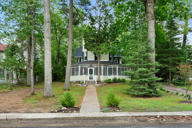 6378 Hillside Avenue, Indian River, MI 49749