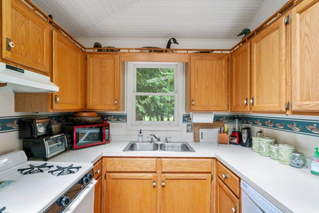 6378 Hillside Avenue, Indian River, MI 49749