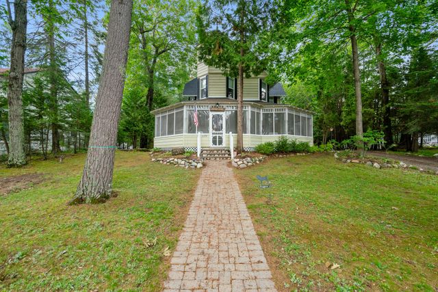 6378 Hillside Avenue, Indian River, MI 49749