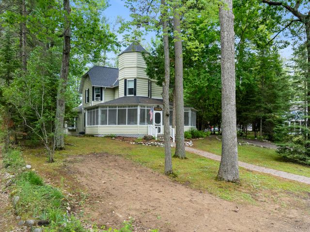 6378 Hillside Avenue, Indian River, MI 49749