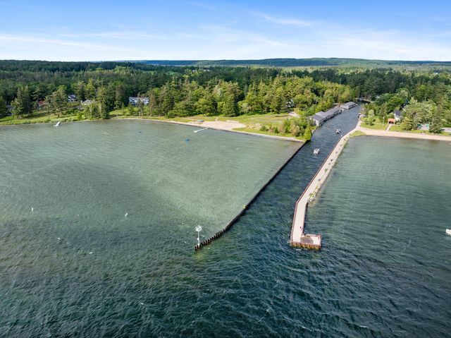 6378 Hillside Avenue, Indian River, MI 49749