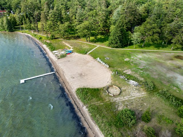 6378 Hillside Avenue, Indian River, MI 49749