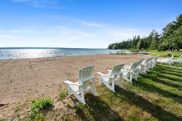 6378 Hillside Avenue, Indian River, MI 49749