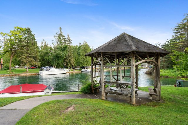 6378 Hillside Avenue, Indian River, MI 49749