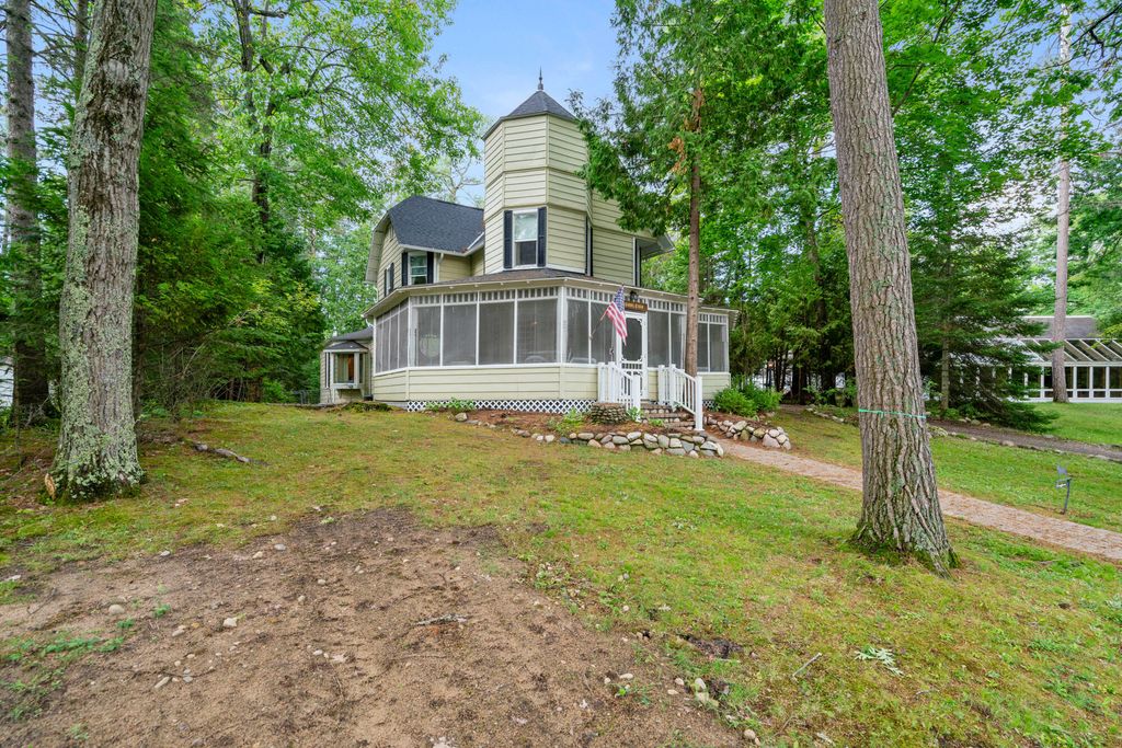 6378 Hillside Avenue, Indian River, MI 49749