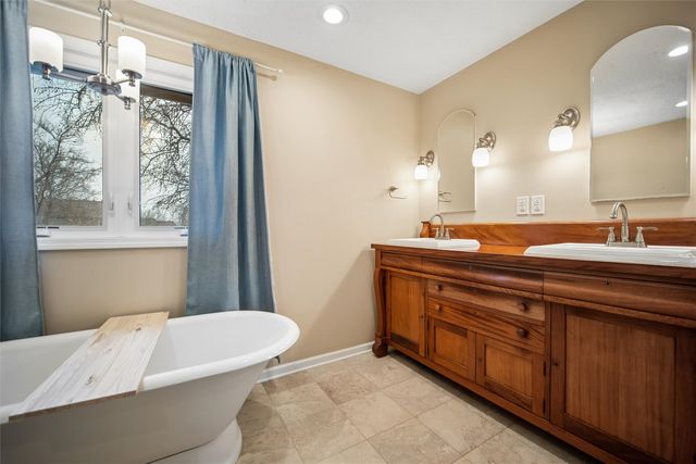 7501 Hickory Lane, Urbandale, IA 50322