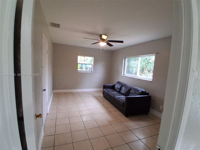 880 NW 129th St, North Miami, FL 33168