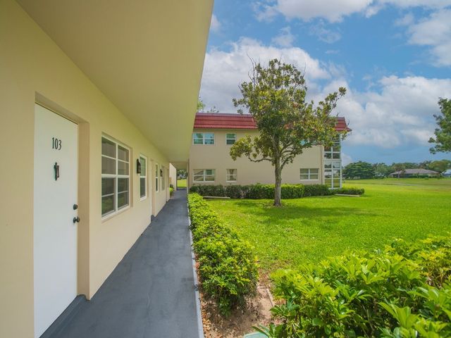 24 Pine Arbor Lane 103, Vero Beach, FL 32962