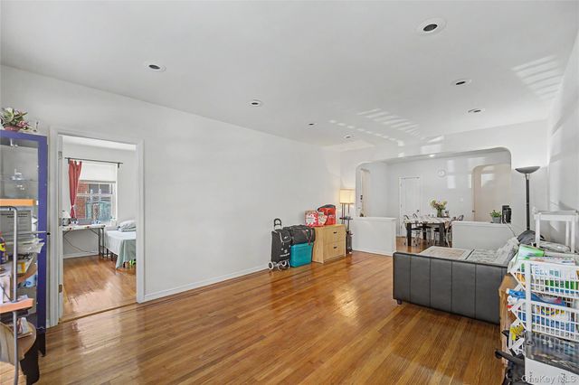 69-11 Yellowstone Boulevard A4, Forest Hills, NY 11375