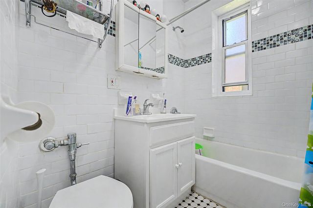 69-11 Yellowstone Boulevard A4, Forest Hills, NY 11375