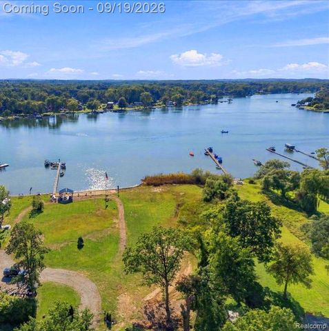 9120 Julia Avenue, White Lake Charter Township, MI 48386