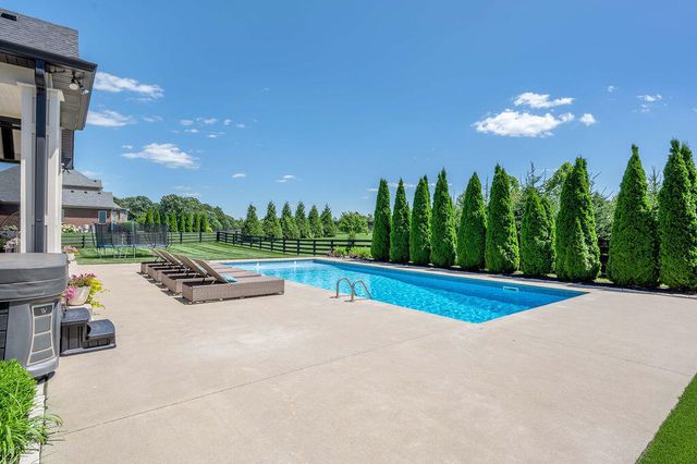 127 Meadow Ridge Drive, Nicholasville, KY 40356